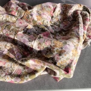 katoen met bloemen op beige achtergrond 1,35m