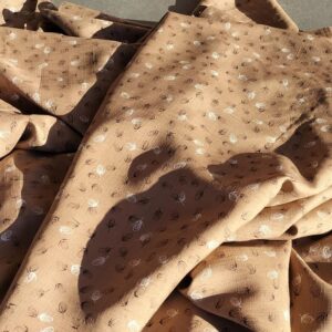 bruine stof met blaadjes 4,5m per 10cm