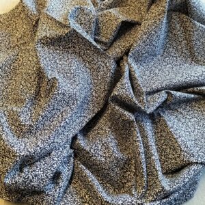 Wit blauw gebloemde popeline 2,4m in katoen met fijne witte bloempjes op blauwe ondergrond. Ideaal voor blouse, hemd, kinderen, kleed of servetten.