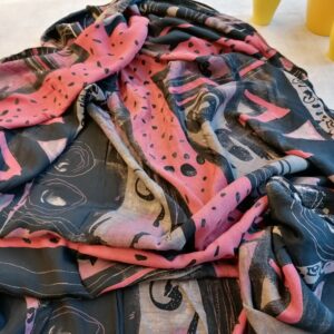 stof zwart en bordeaux met tekening  1,8m