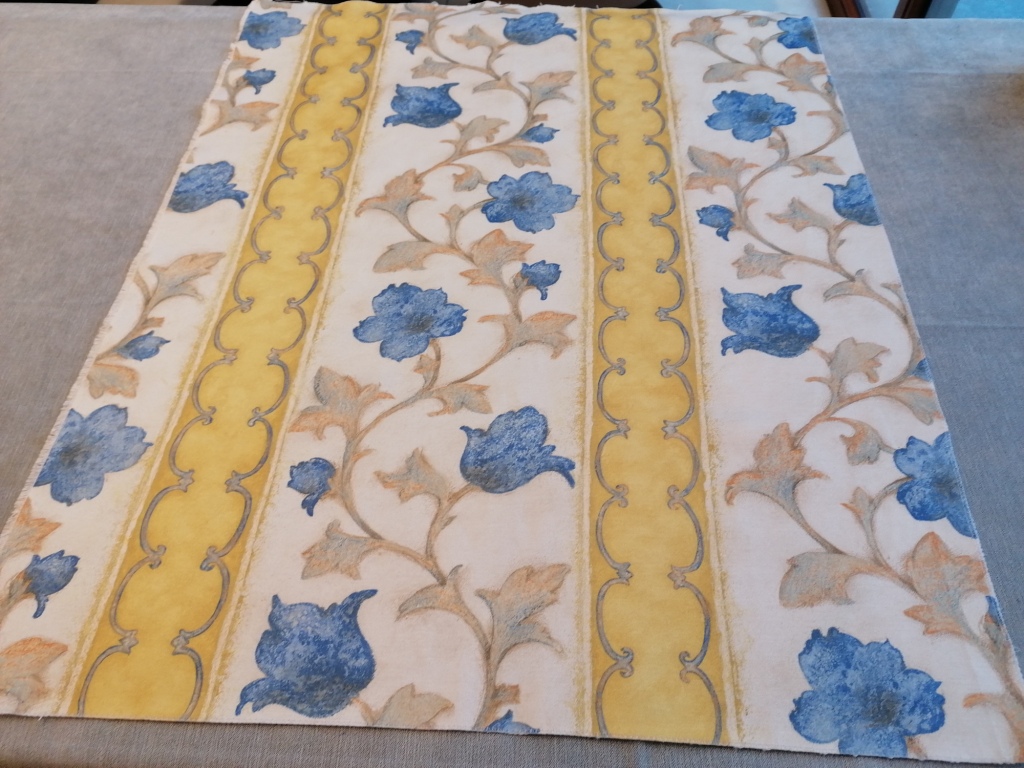 gebloemde gladde stof geel blauw 88cm/70cm