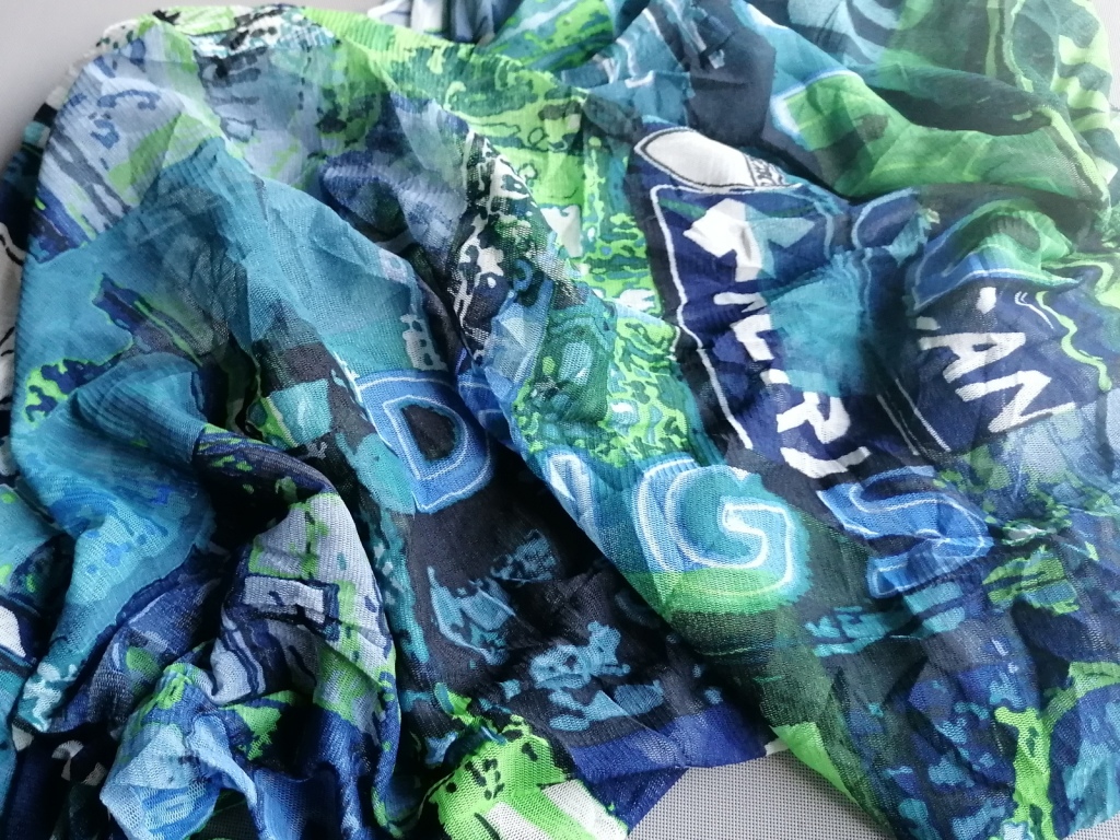 Gaasjersey met geometrische tekening in groen, blauw, wit en zwart