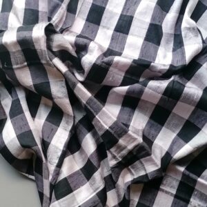Wit zwart geruite dunne stof