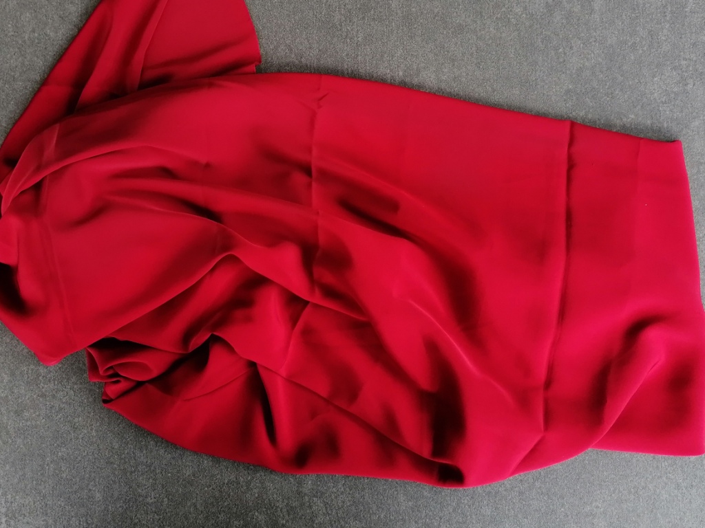 rode zachte viscose gedrapeerd