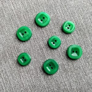 helgroen knoopje 11mm en 13mm