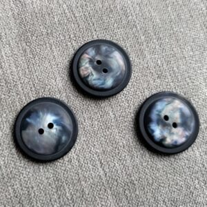 zeer mooie knoop in blauw 28mm