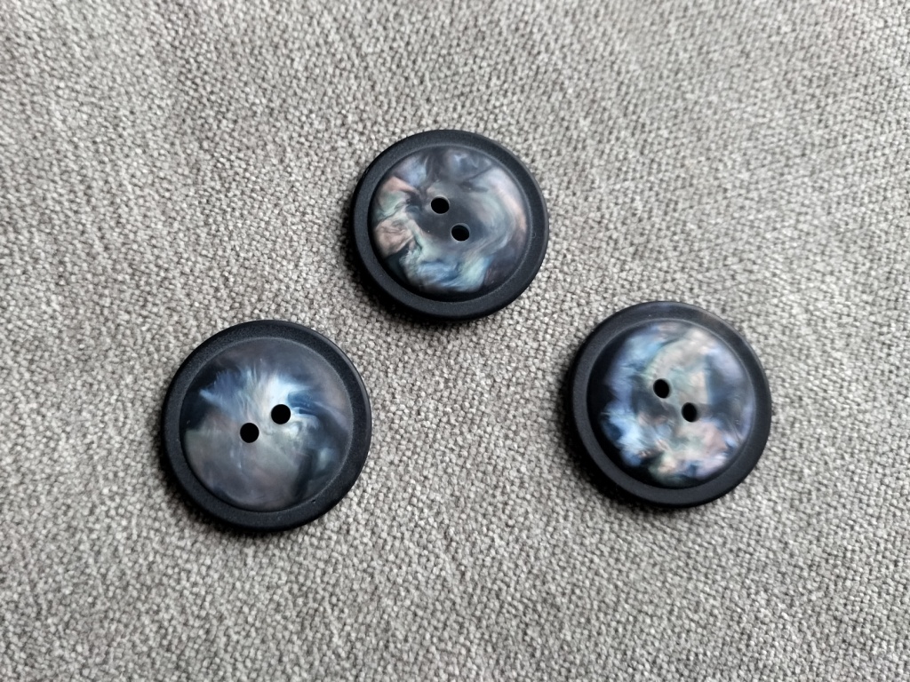 zeer mooie knoop in blauw 28mm