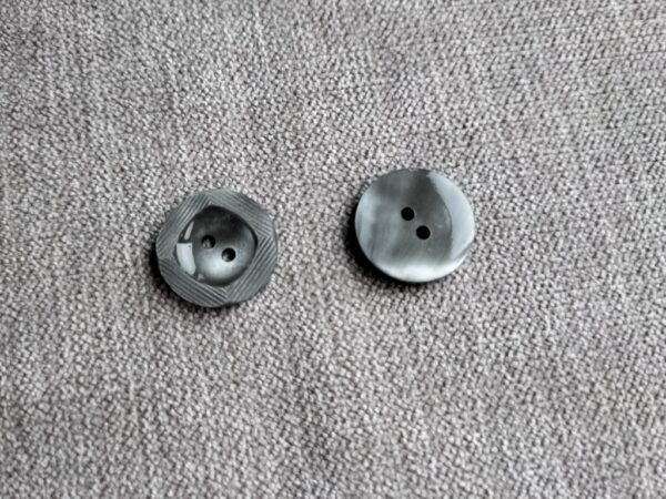grijze knoop met inkervingen in het vierkant  18mm - Afbeelding 2