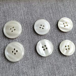 witte parelmoer knoop met rand