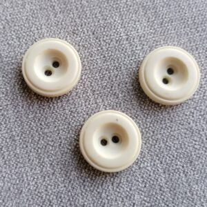 gebroken witte knoop met dikke rand 21mm