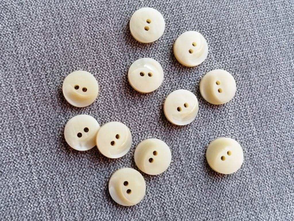 gebroken witte knoop mat stuk en blinkend stuk 15mm