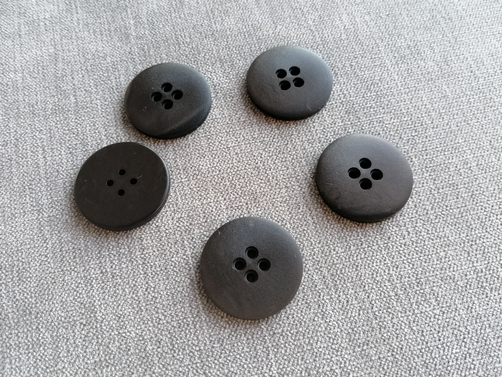 zeer grote platte donkerbruine knoop 30mm