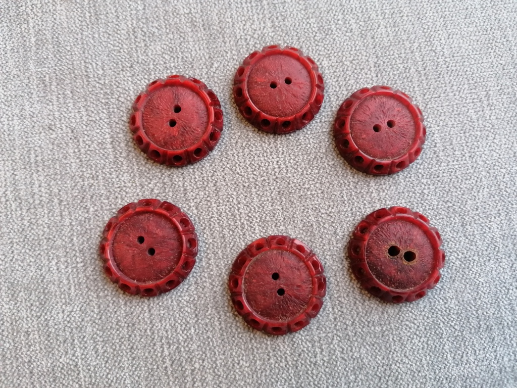 6 vintage rode knopen met speciale rand 30mm