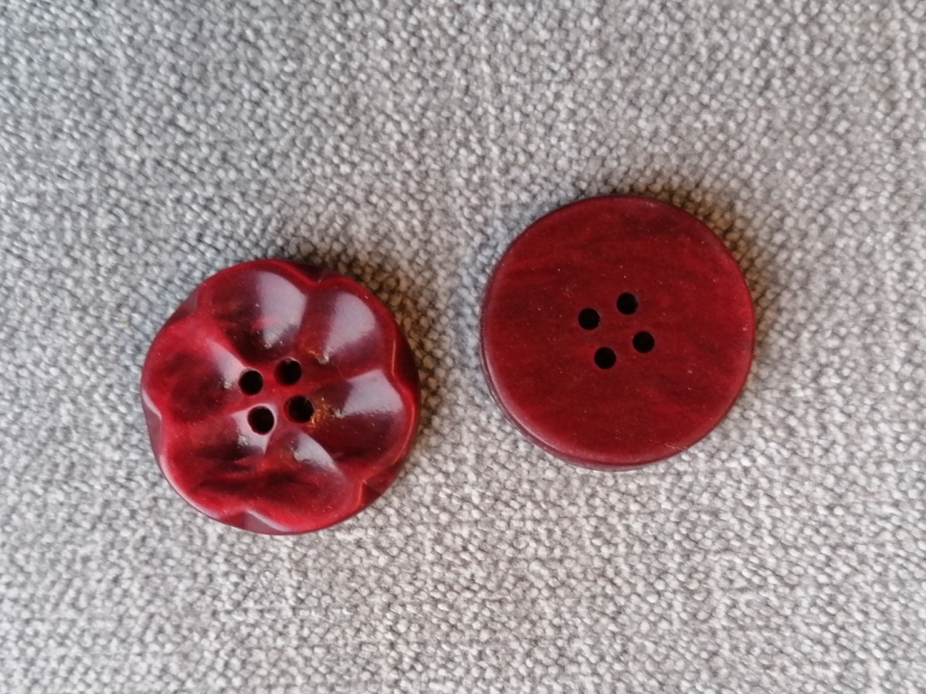 Zeldzame vintage bloemknoop rood 21mm met voor- en achterzijde