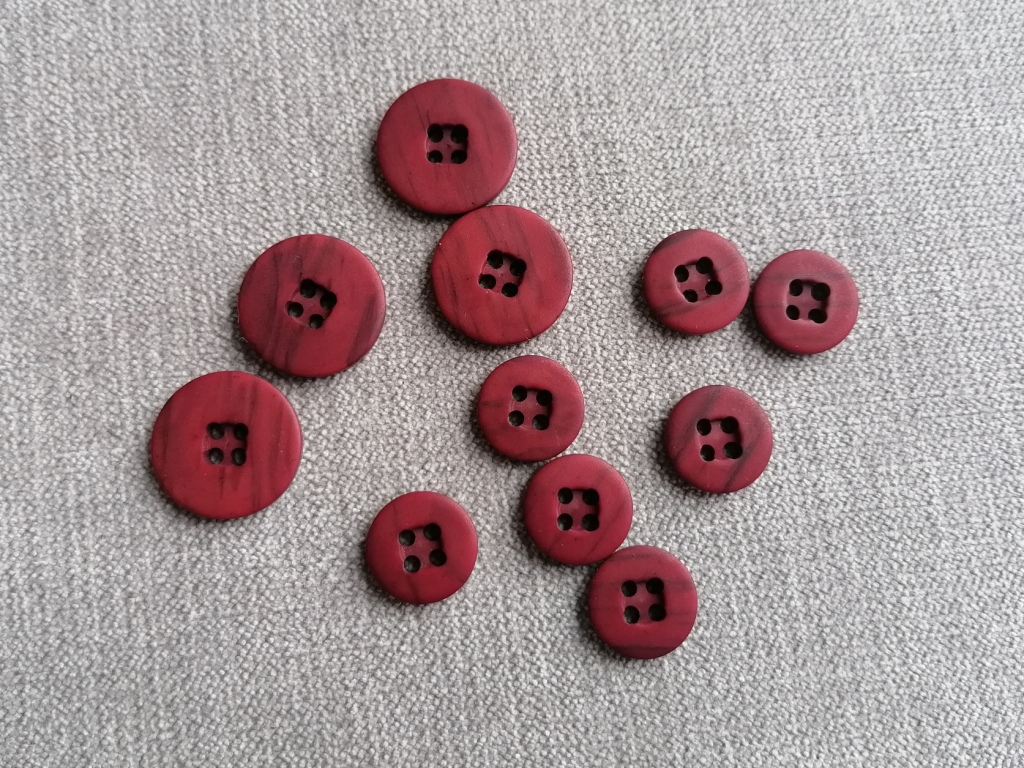 donkerrode knoop met vierkantig midden 20mm en 15mm