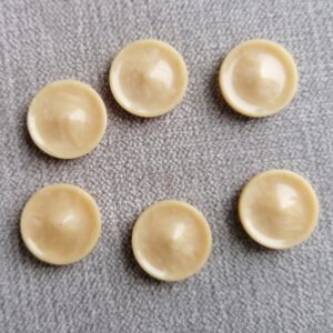 6 vintage beige knopen puntig  in het midden19mm