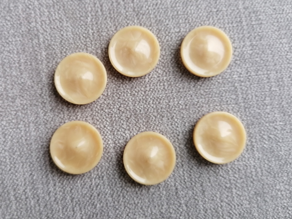 6 vintage beige knopen puntig in het midden19mm