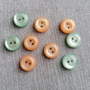 klein dik knoopje  in zachtblauw of orange 15mm