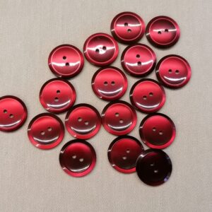 donkerrode vintage knoop in imitatie parelmoer 32mm en 23mm