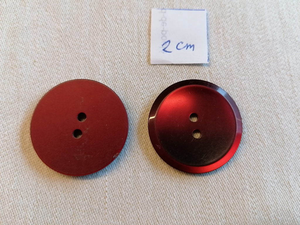 donkerrode vintage knoop in imitatie parelmoer 32mm en 23mm - Afbeelding 2