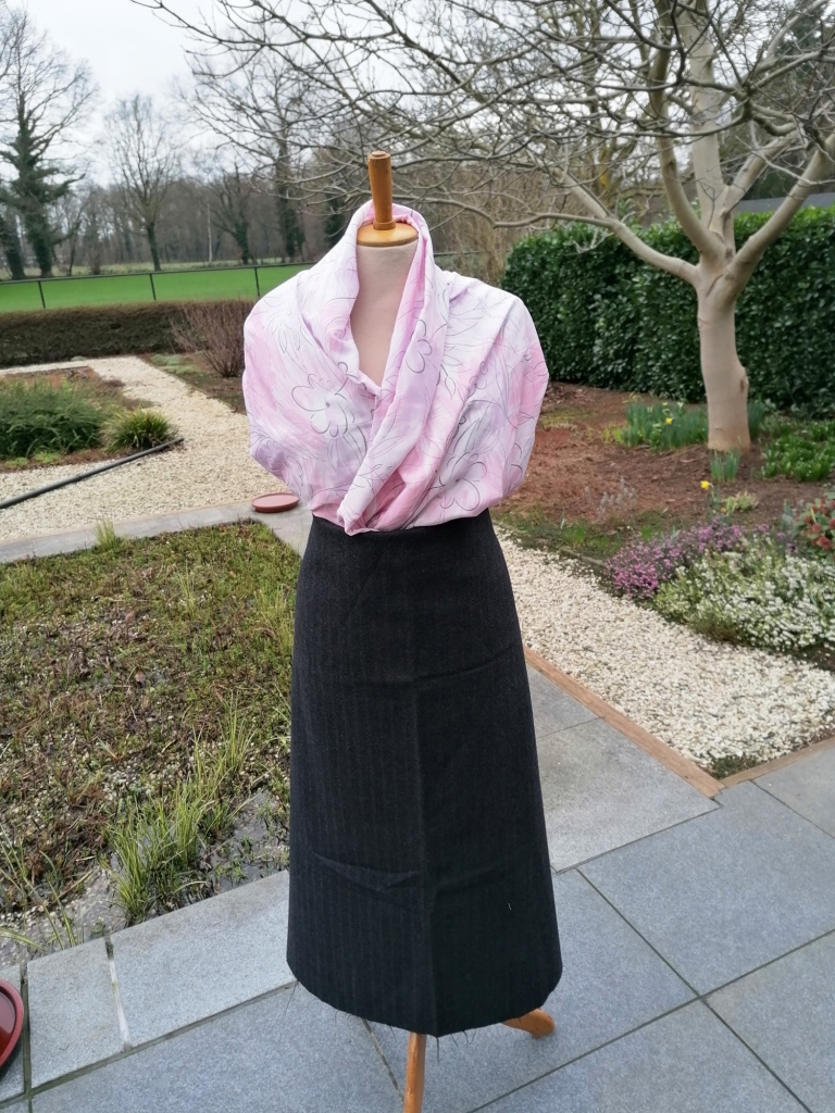 Donkergrijze wollen rok met roze blouse – duurzame stoffencombinatie