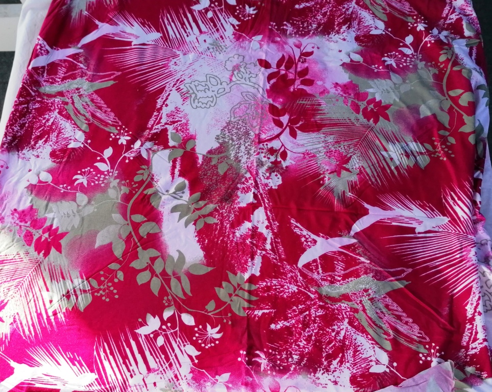 Viscose jersey roze-rood met wit en groen 0,85m - Afbeelding 2