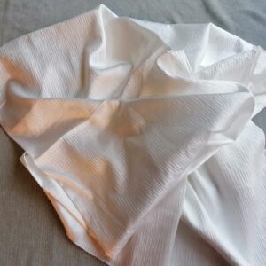 witte glanzende kreukelstof 1m