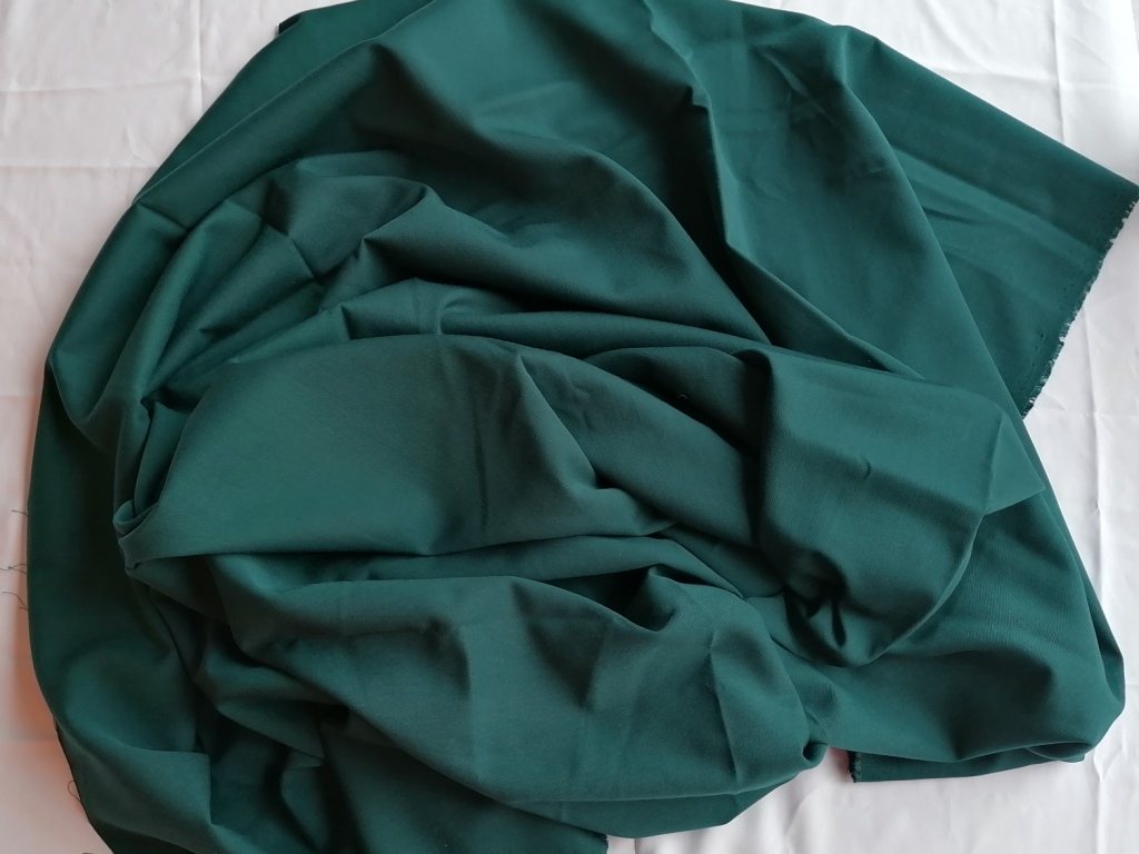 Donkergroene gabardine stof gedrapeerd