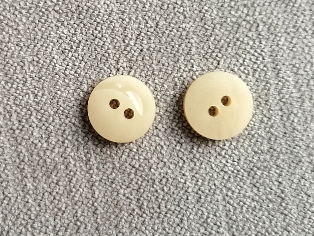Beige knoopje met maantje 13mm met voor- en achterzijde