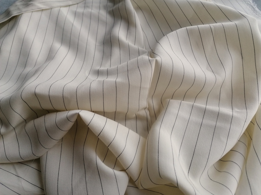 beige polyester met blauw-zwart streepje 1,6m