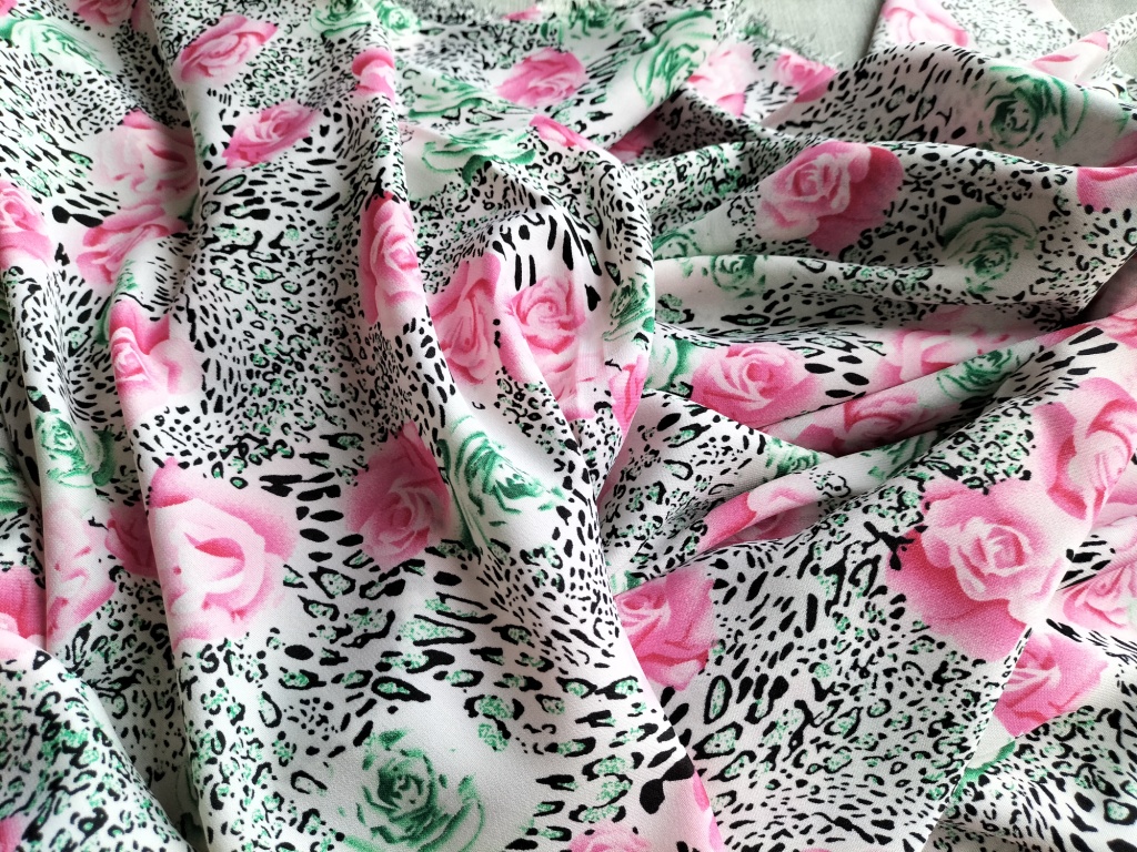 viscose wit met rozen 2,2m