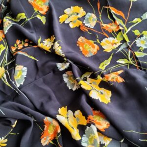 Zwart soepele stof bloemen gedrapeerd