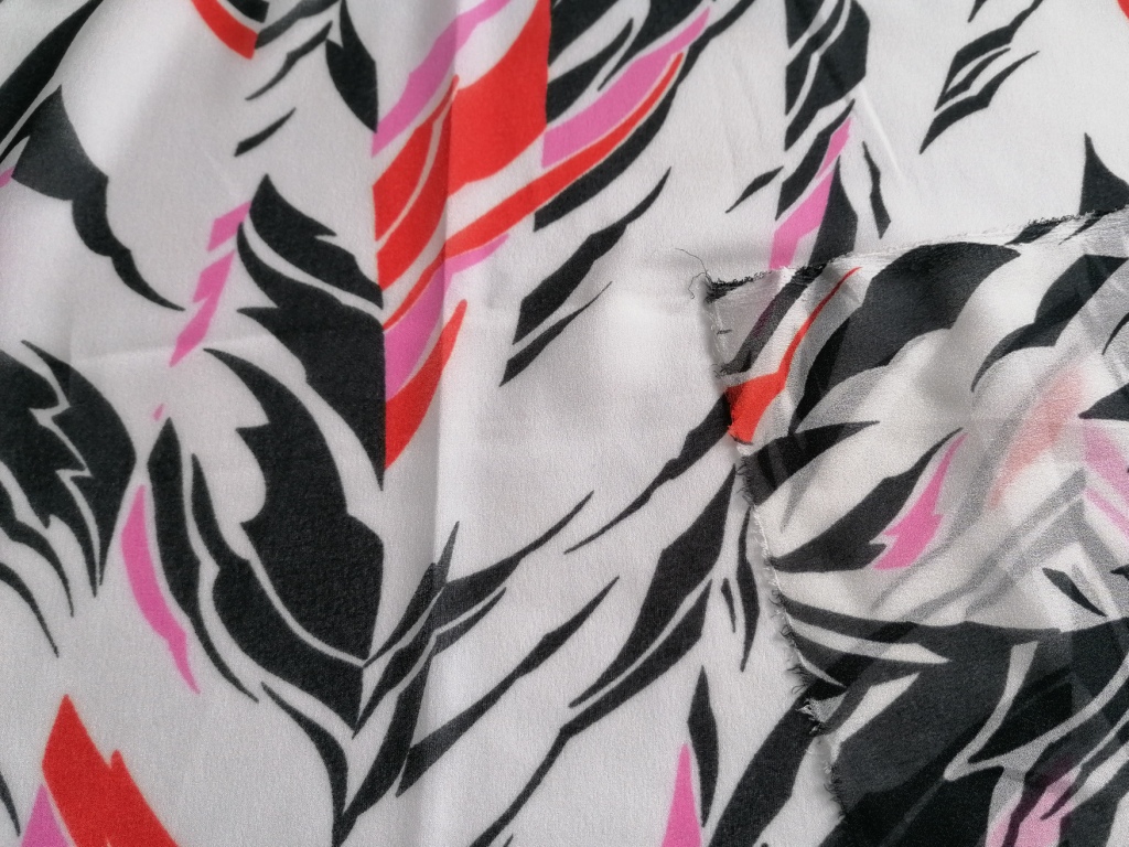 crepe georgette wit tekening zwart en rood 3m - Afbeelding 2