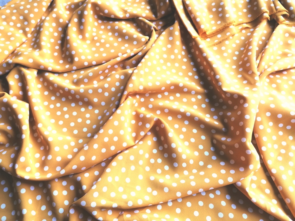 crepe Georgette okergeel met bollen /10cm 3m
