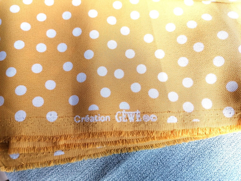crepe Georgette okergeel met bollen /10cm 3m - Afbeelding 3