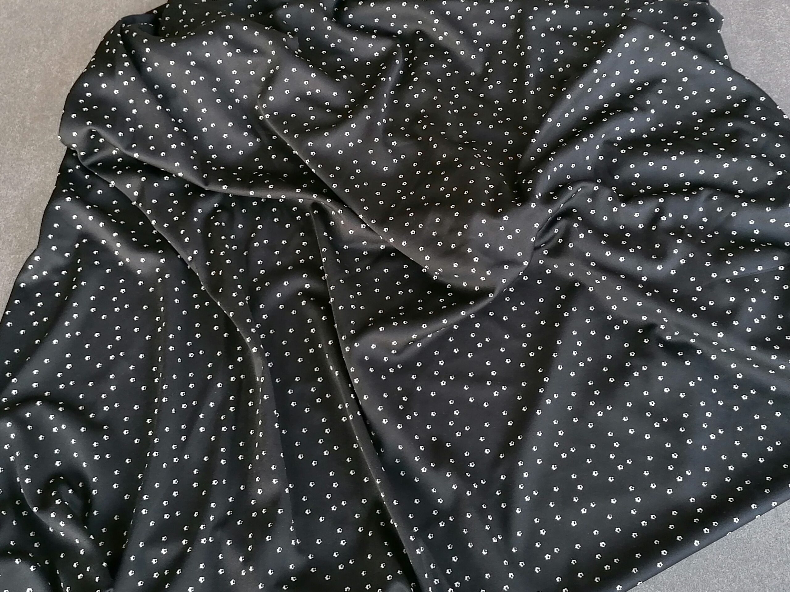Gedrapeerde zwarte vintage jersey met witte stippen