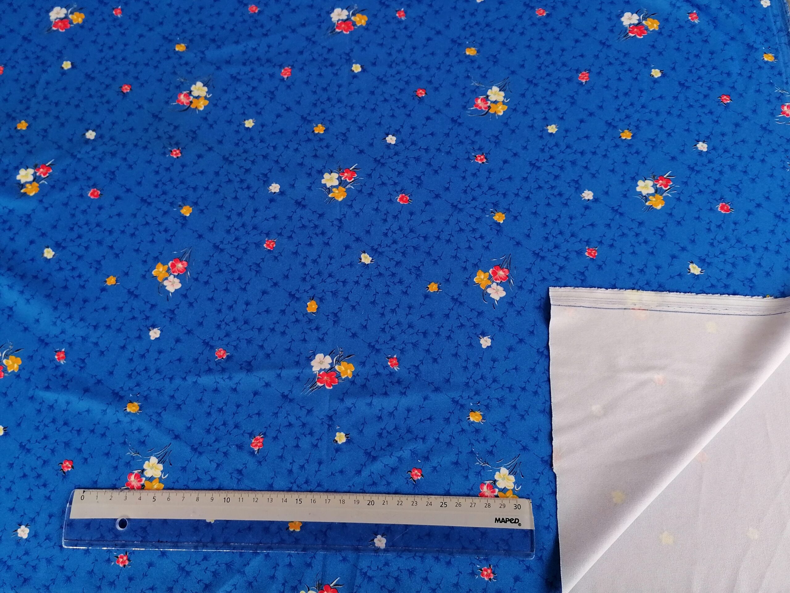 lichtblauwe bloemen jersey stof detail