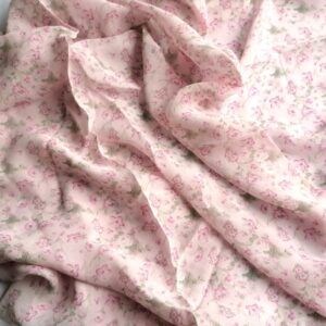 Chiffon roze met kleine bloemetjes, gedrapeerd in plooien