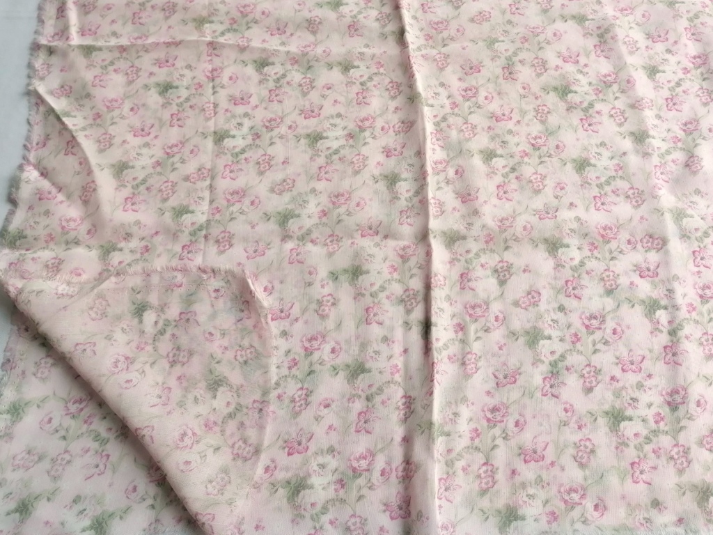 Chiffon roze met bloemetjes, voor- en achterzijde van de stof