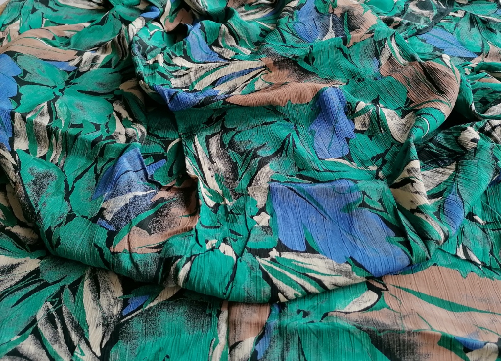Kreukelstof bladeren blauw groen gedrapeerd