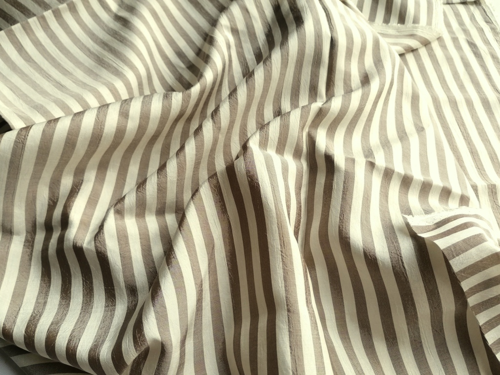 kreukelstof beige bruine strepen gedrapeerd