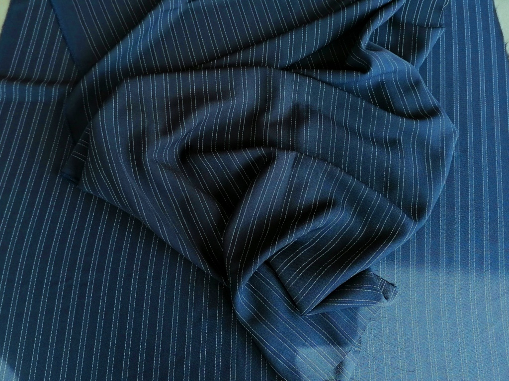 donkerblauw crepe witte streepjes 2m/0,7m