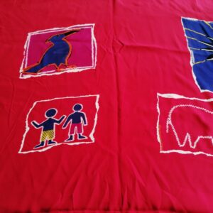 gladde rode stof met grote tekeningen 140cm