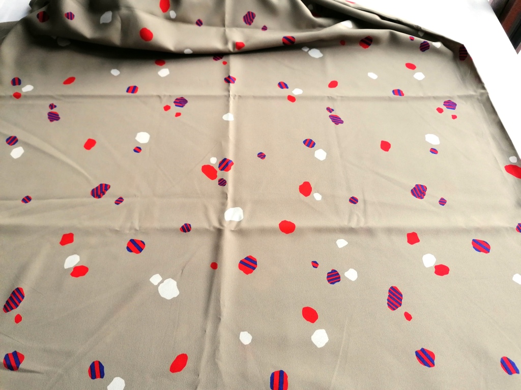 Jaren 70 soepele crêpe beige bruin met bollen