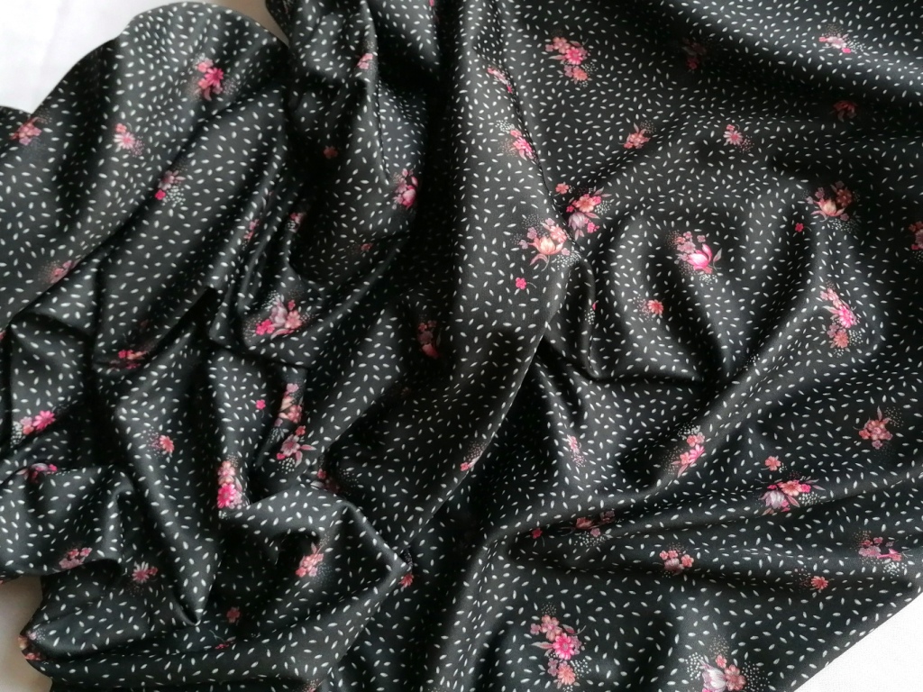 Jaren 80 gladde jersey zijdeglans stippen bloemetjes zwart roze