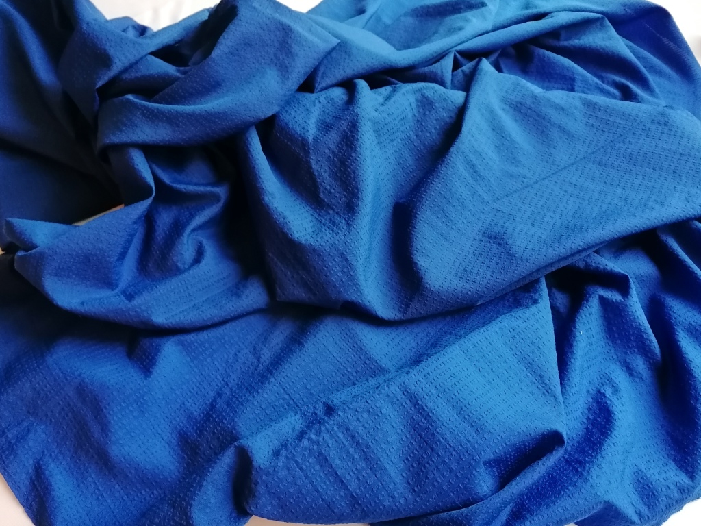 Ultramarijn blauwe seersucker stof met gekreukte structuur
