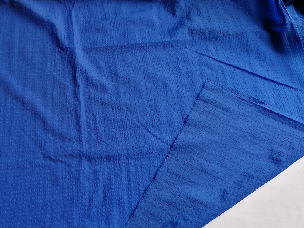 Overzicht van ultramarijn blauwe synthetische seersucker stof