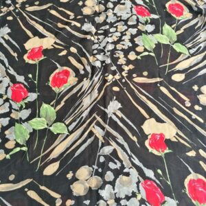 Detail van de rode bloemenprint op de zwarte voile