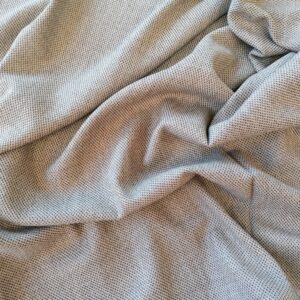 zacht wollen stof met spikkels /10cm  2,7m