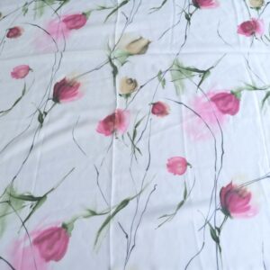 Witte voile met paarse bloemen en groene bladeren,